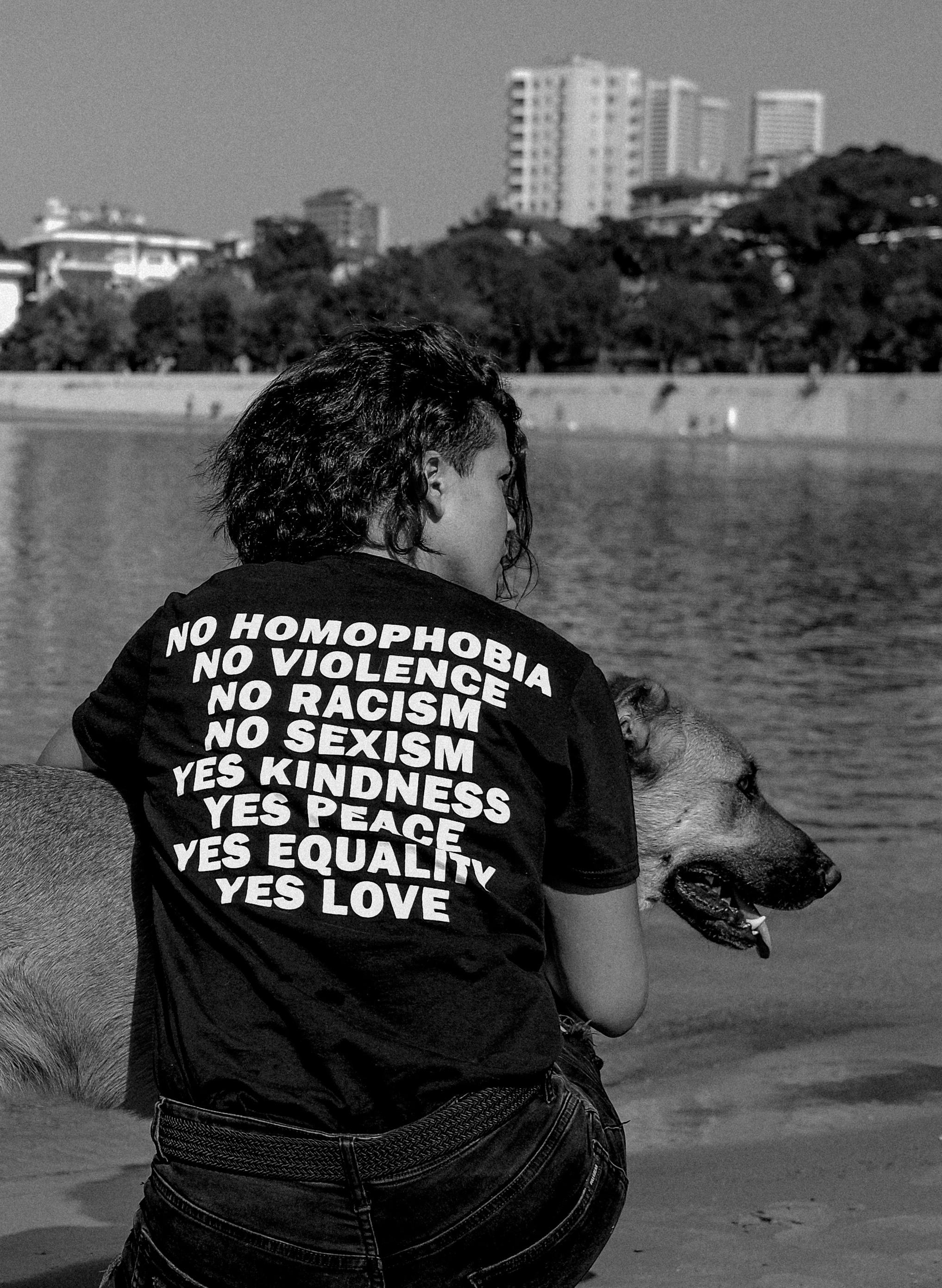 一张黑白照片中，一个人在伊斯坦布尔和一只狗一起促进和平