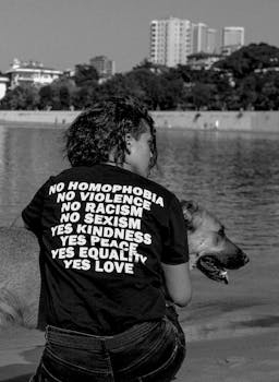 一张黑白照片中，一个人在伊斯坦布尔和一只狗一起促进和平