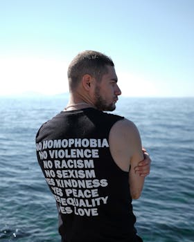 一名身穿印有“爱与平等”字样衬衫的男子在海边被捕，事发地点为伊斯坦布尔