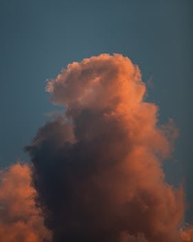 Vibrant sunset clouds captured in the skies of Mérida, México, showcasing stunning colors and atmospheric beauty.