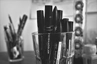 黑白记号笔在玻璃杯上的特写，非常适合艺术和商业主题