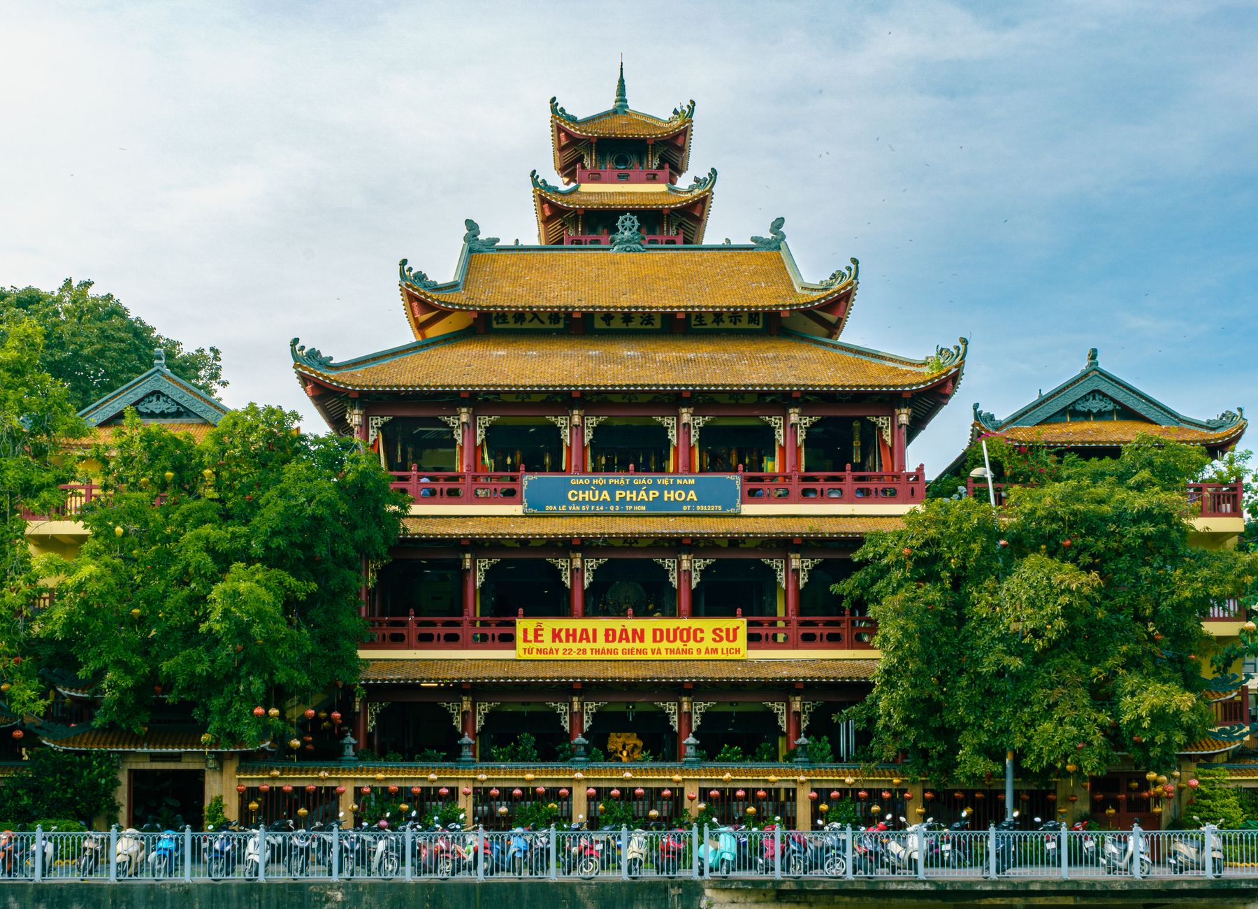 Chuồng gà chọi Việt Nam sạch sẽ với người chăm sóc kiểm tra thể trạng dưới ánh sáng buổi sáng