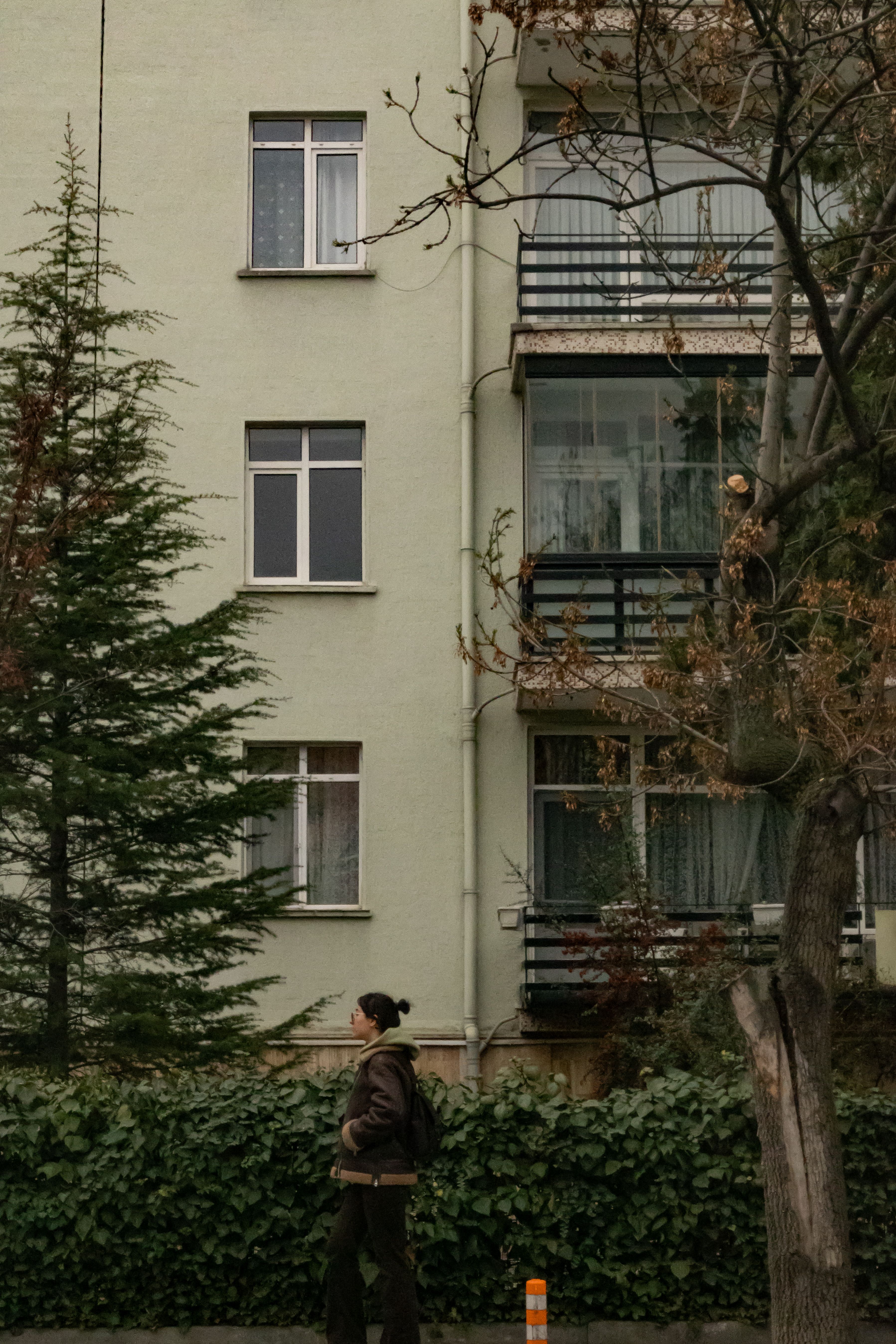 Urban serene walk by residential building · Free Stock Photo