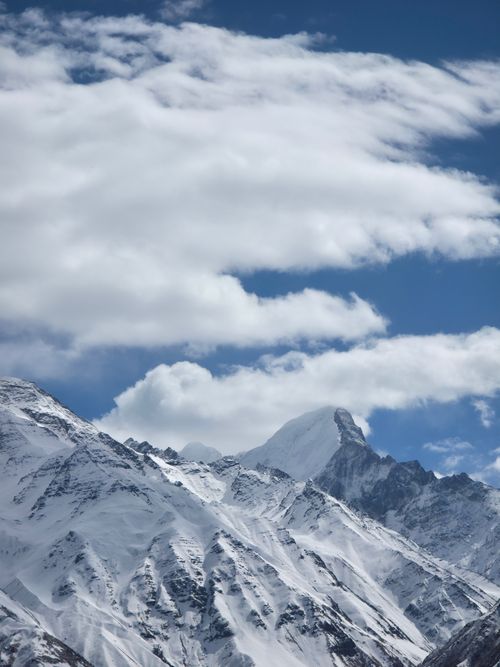 Free Dramatic snow-covered Himalayan mountains under a clear blue sky, perfect for travel and nature themes. Stock Photo