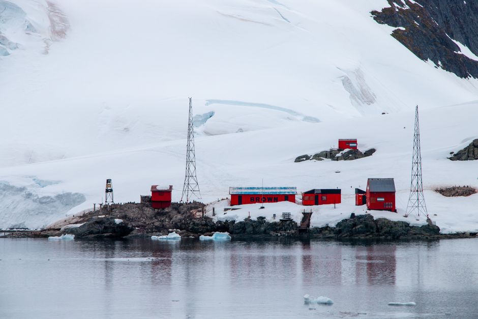 Hallan microorganismos vivos a tres kilómetros bajo el hielo de la Antártida: clave para buscar vida en Europa