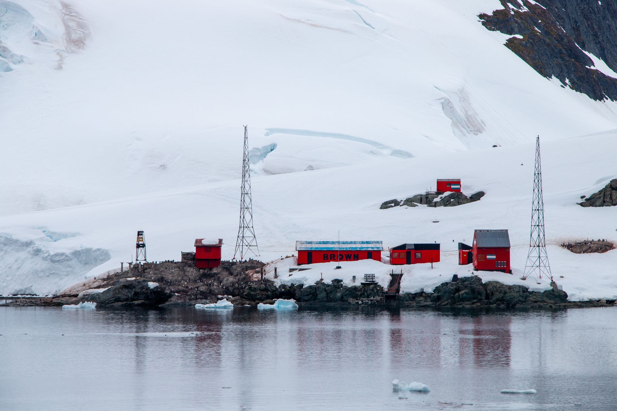 Estación de investigación aislada sobre una llanura de hielo antártico bajo un cielo despejado