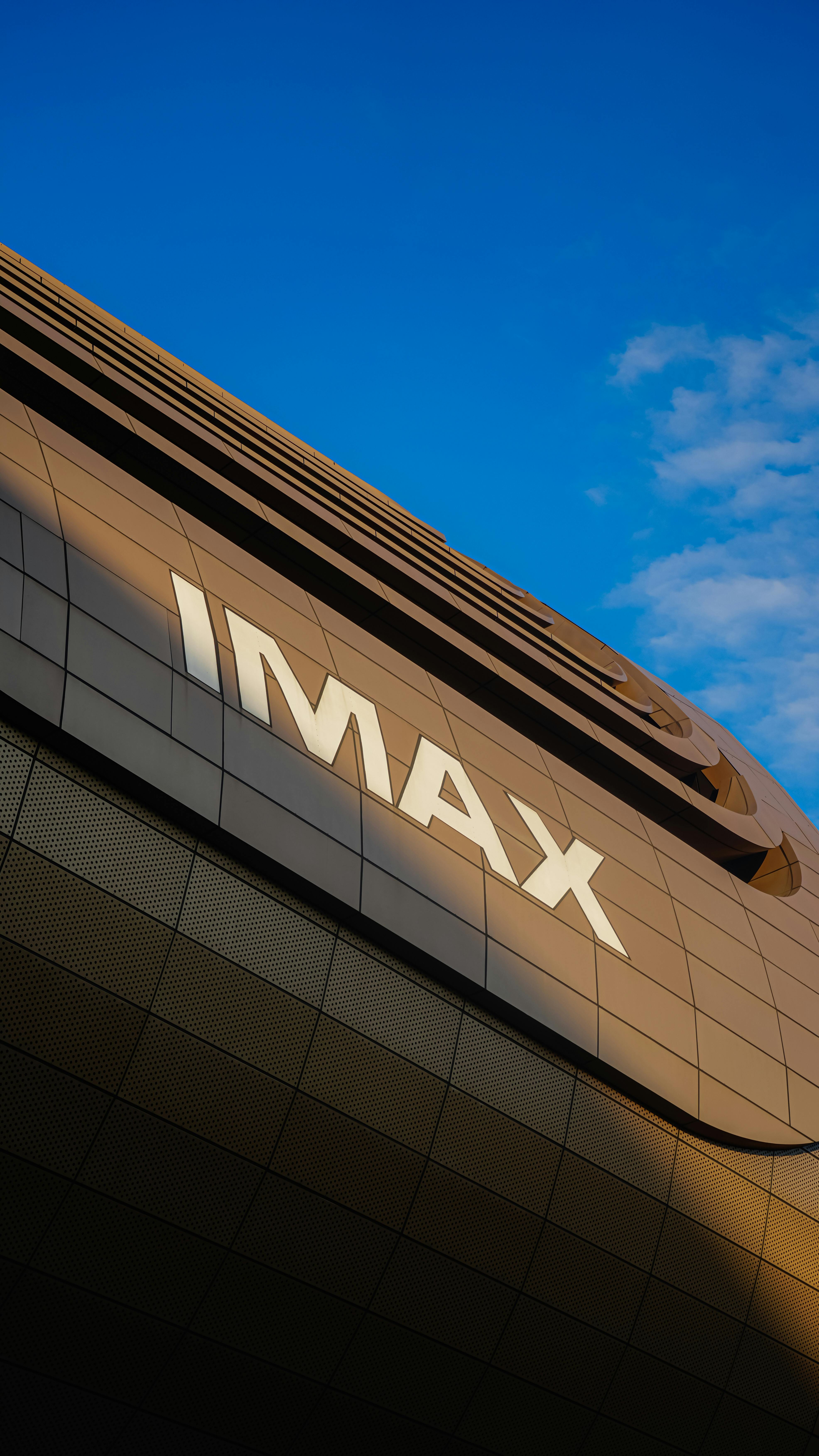Безкоштовне фасад сучасного театру Imax проти блакитного неба стокове фото