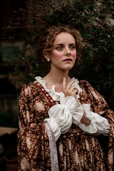 一位着装优雅的女士在复古环境中若有所思地摆着姿势，让人想起经典时代