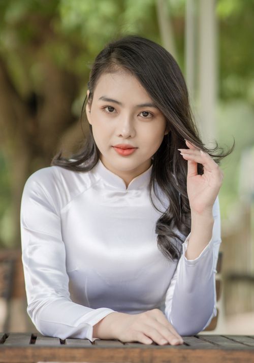 Free Elegant portrait of a woman in traditional attire with serene expression. Stock Photo