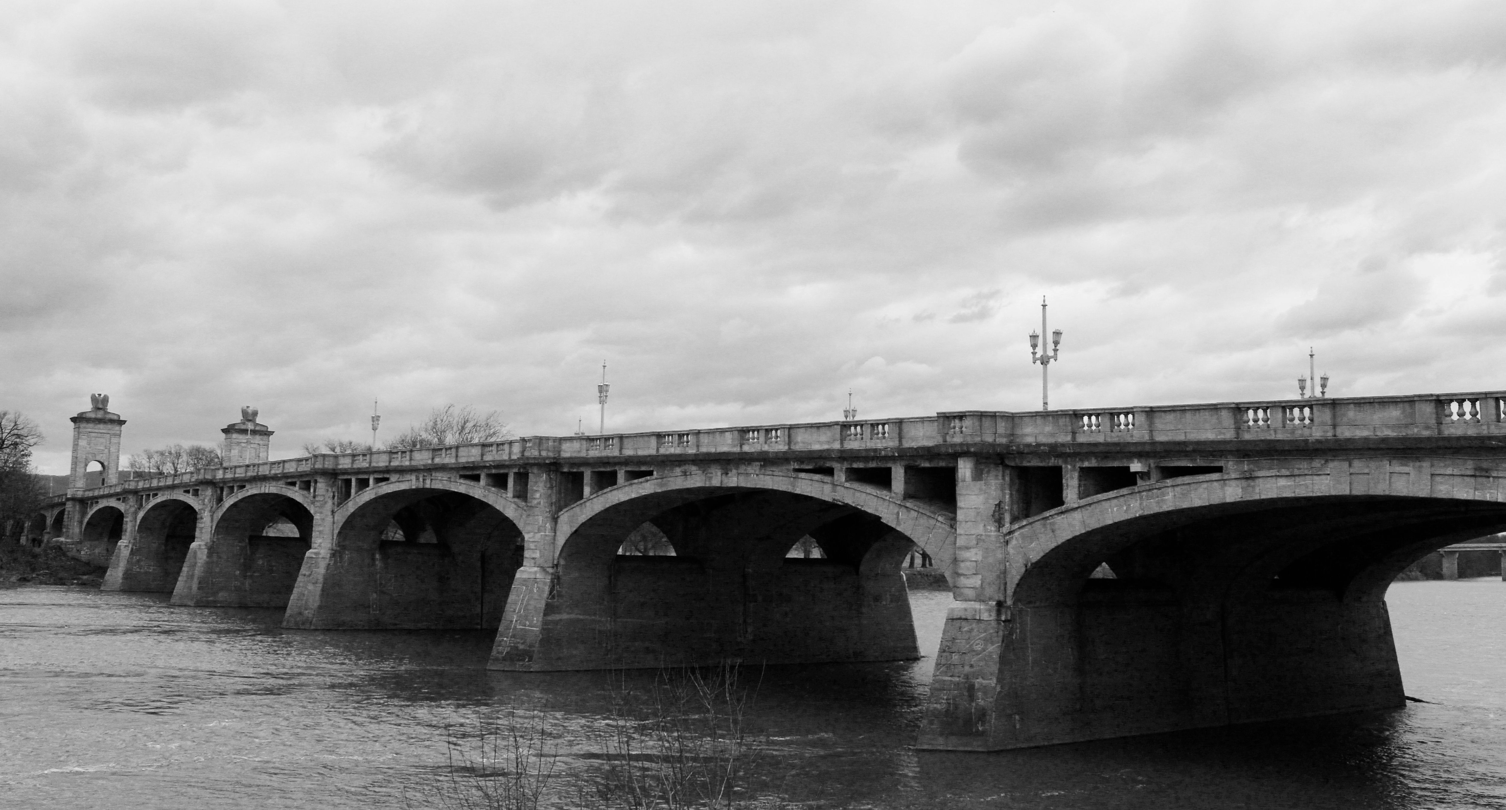 Black and White View of Historic Stone Bridge · Free Stock Photo