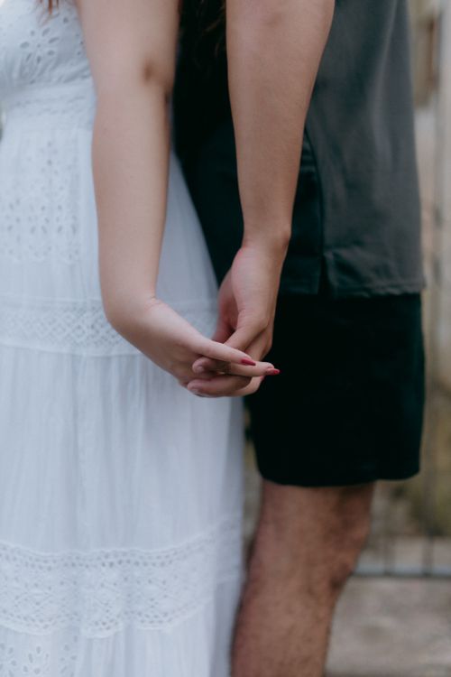 Free Close-up of a couple holding hands, emphasizing love and connection in an outdoor setting. Stock Photo