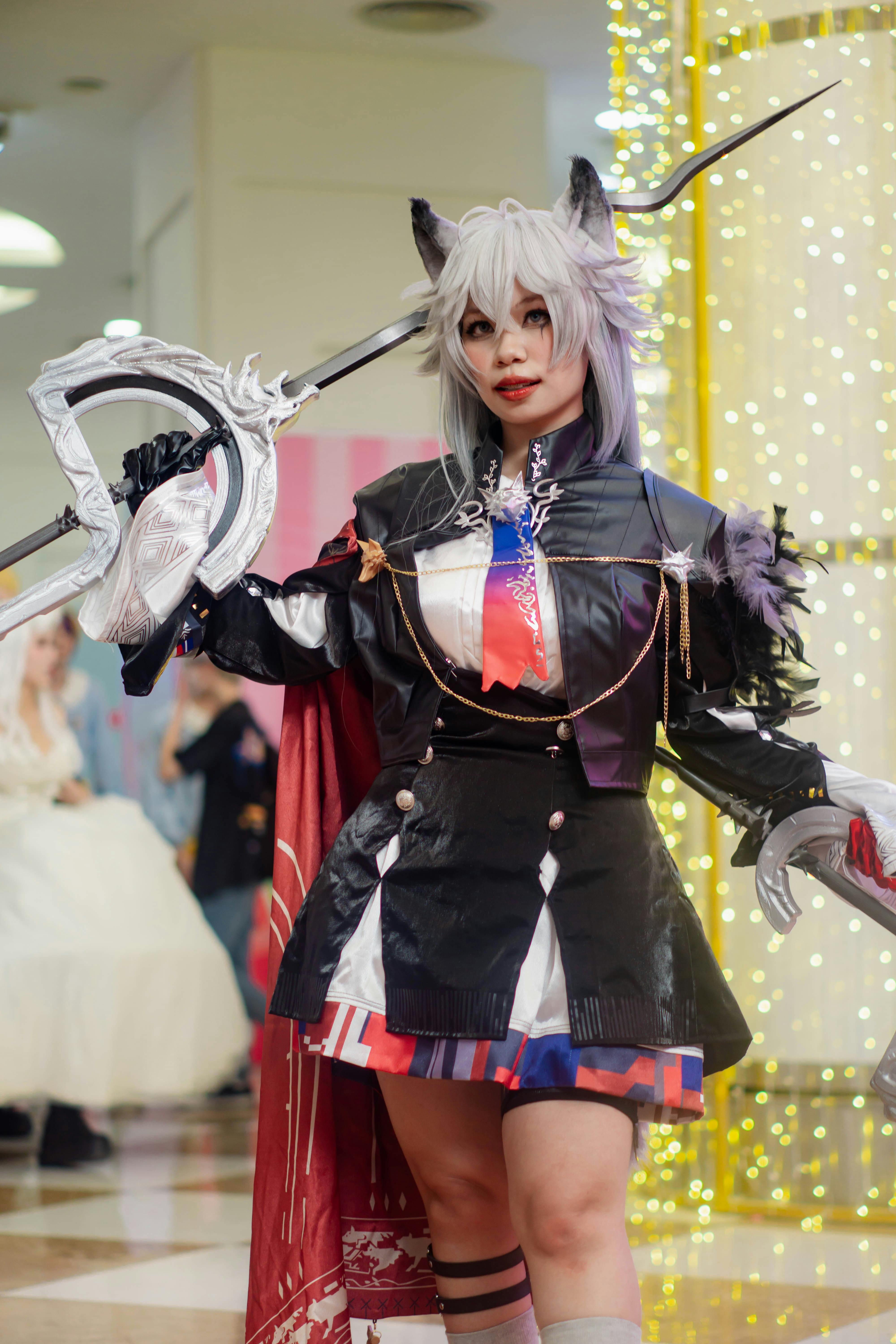 grátis Cosplayer em traje detalhado em convenção de anime em ambiente fechado, luzes vívidas. Foto profissional