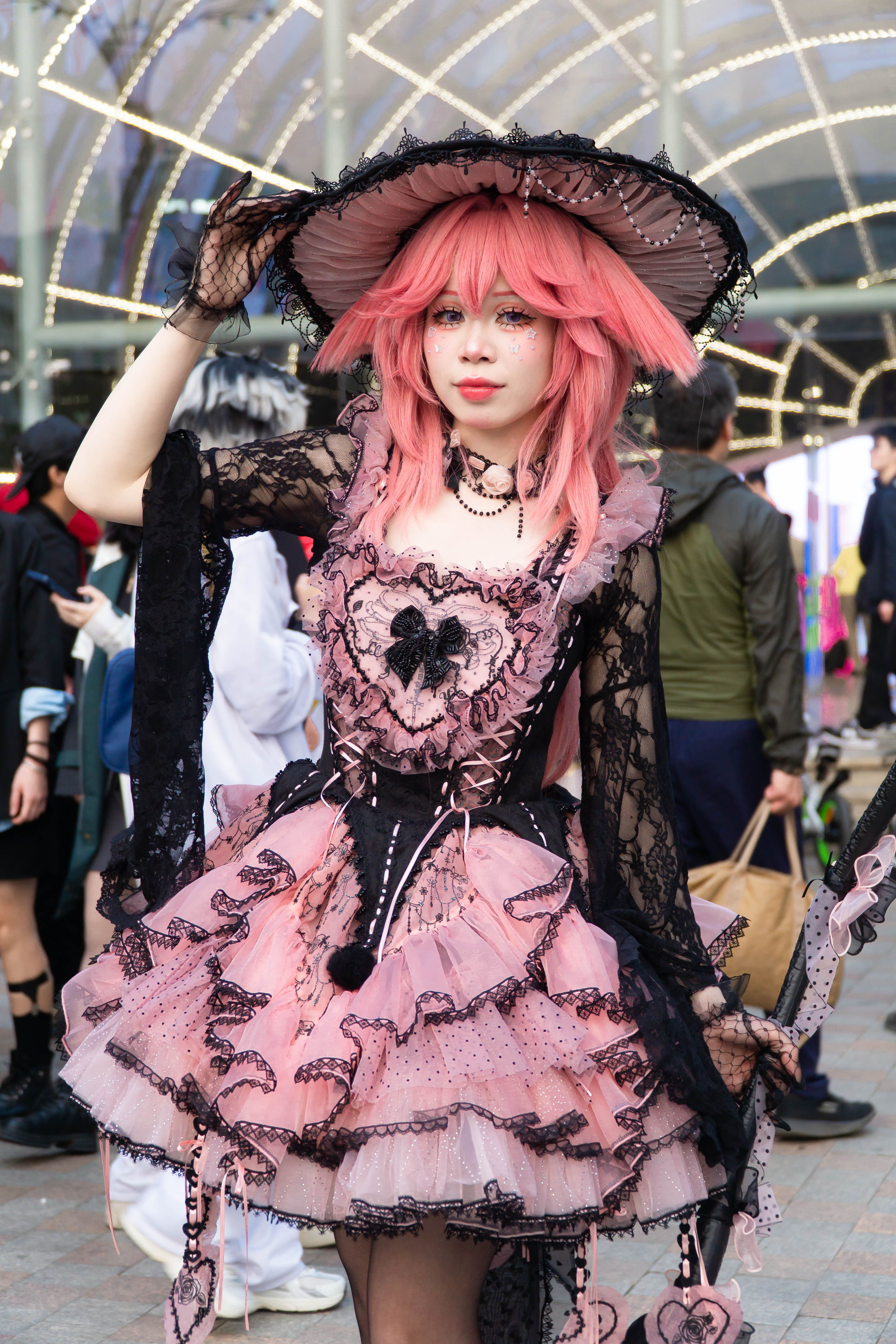 Personaje De Cosplay Con Traje Gótico Rosa En Un Evento · Foto de stock ...