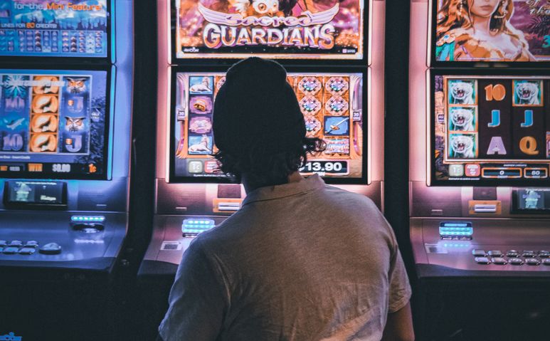 Online Casino: Spielautomaten und Live-Spiele im Überblick