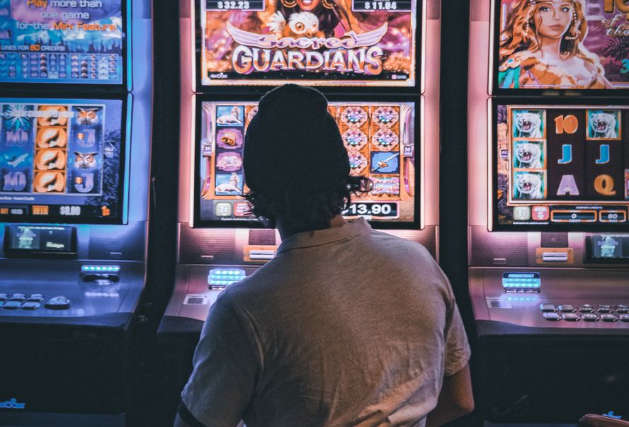 Online Casino: Spielautomaten und Live-Spiele im Überblick