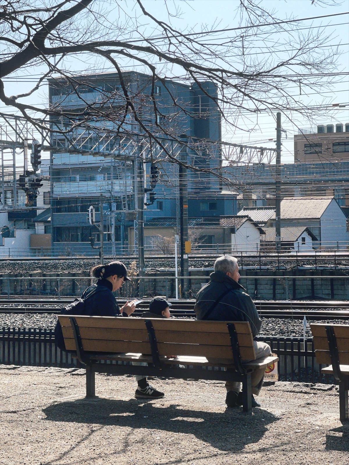京都の駅で電車を待つ家族の様子