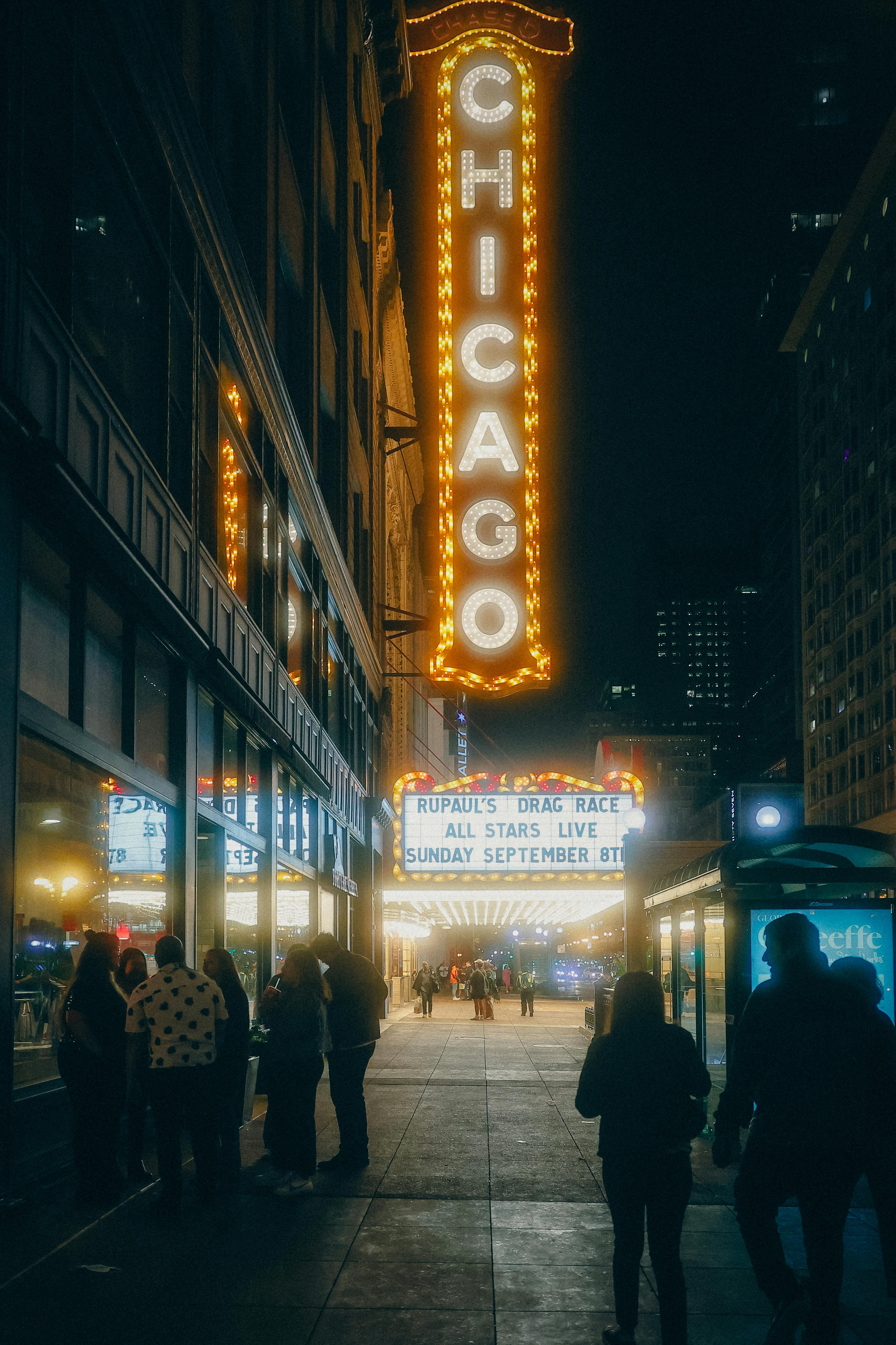 Gratis Opplyst Chicago Theatre-skilt om natten med folk som går i nærheten. Arkivbilde