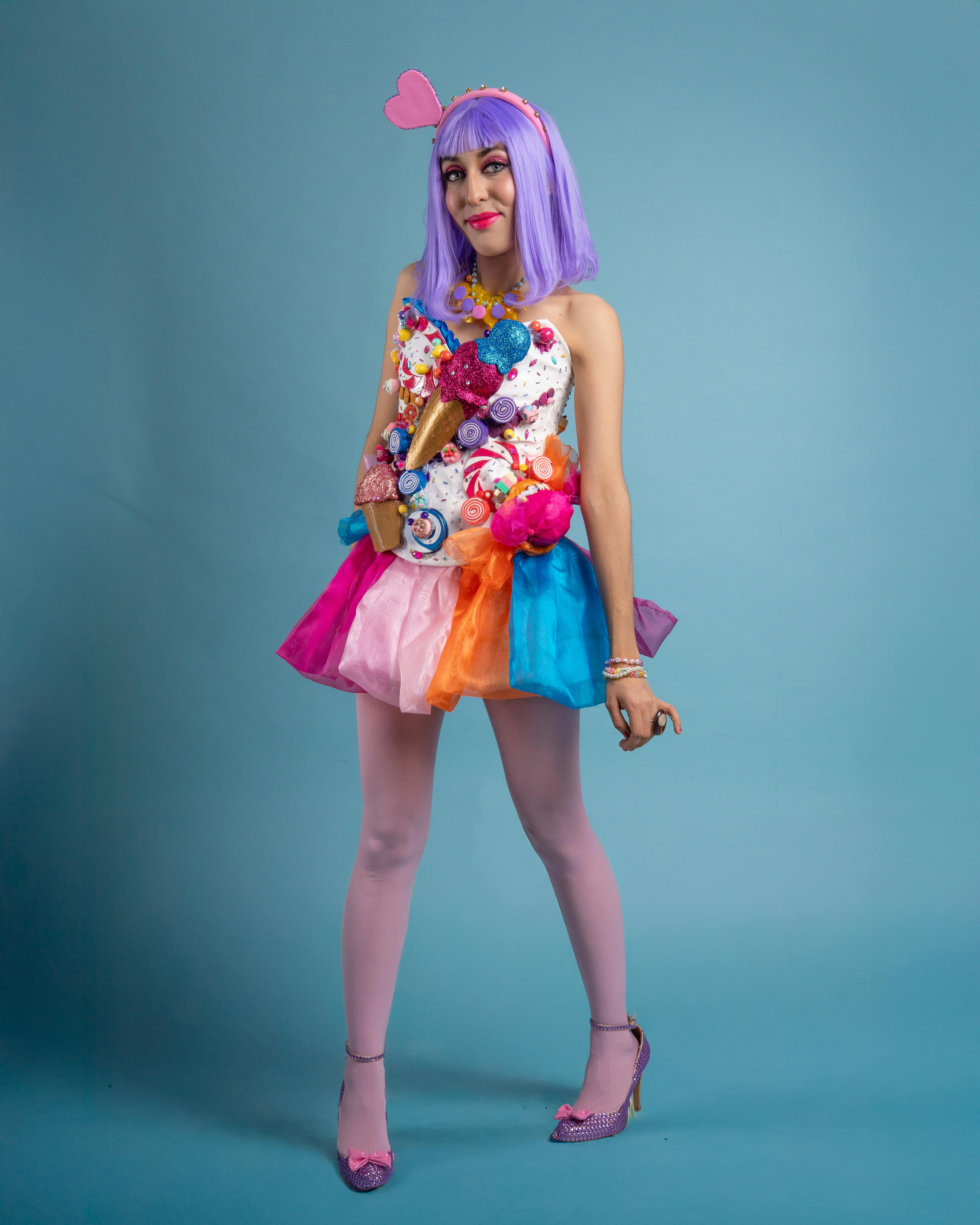 Gratuit Jeune femme en tenue de cosplay colorée avec perruque violette et bandeau en forme de cœur. Photos