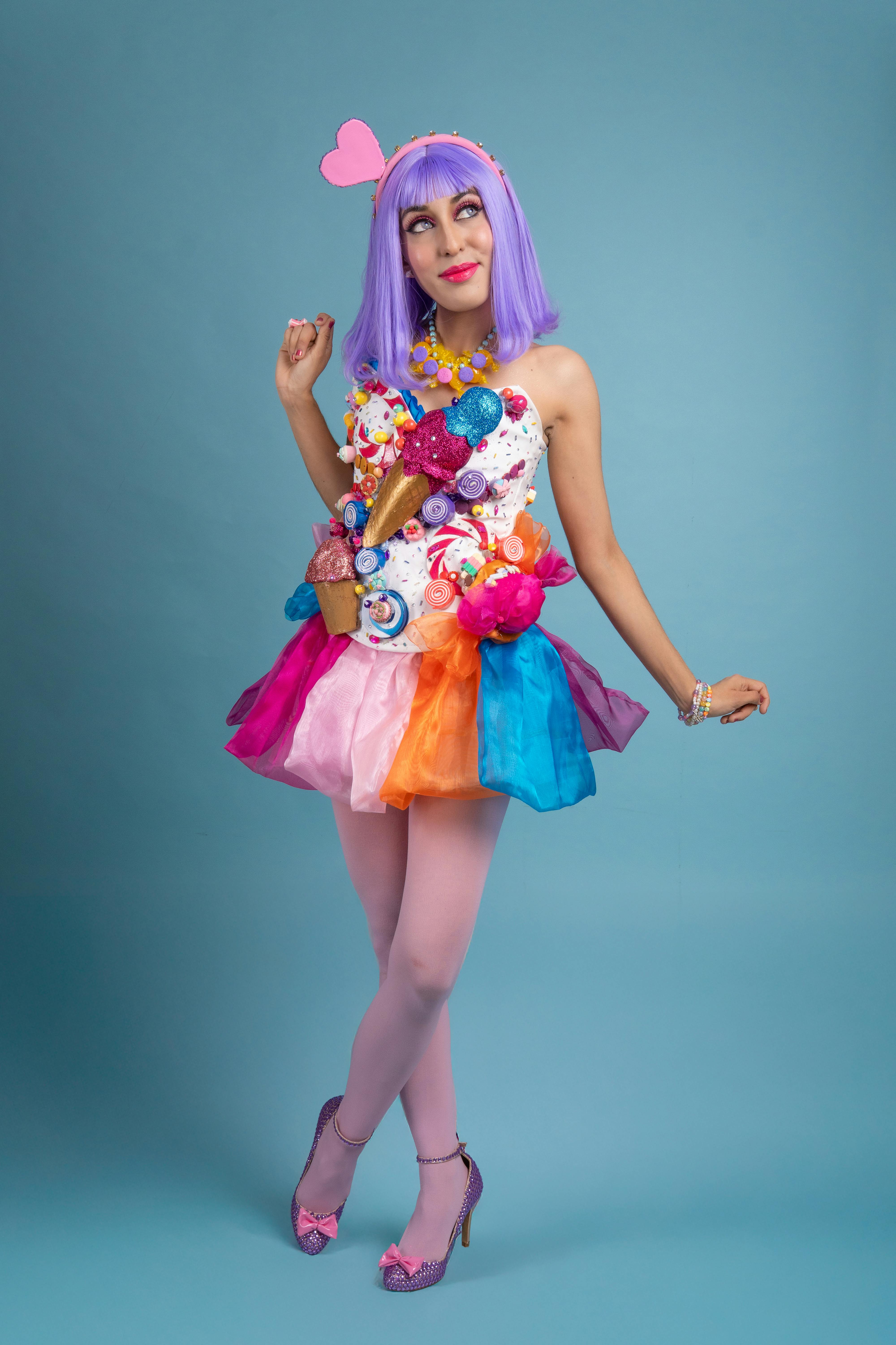 ingyenes Színes Cosplay Lila Parókával, Kék Háttérrel Stockfotó