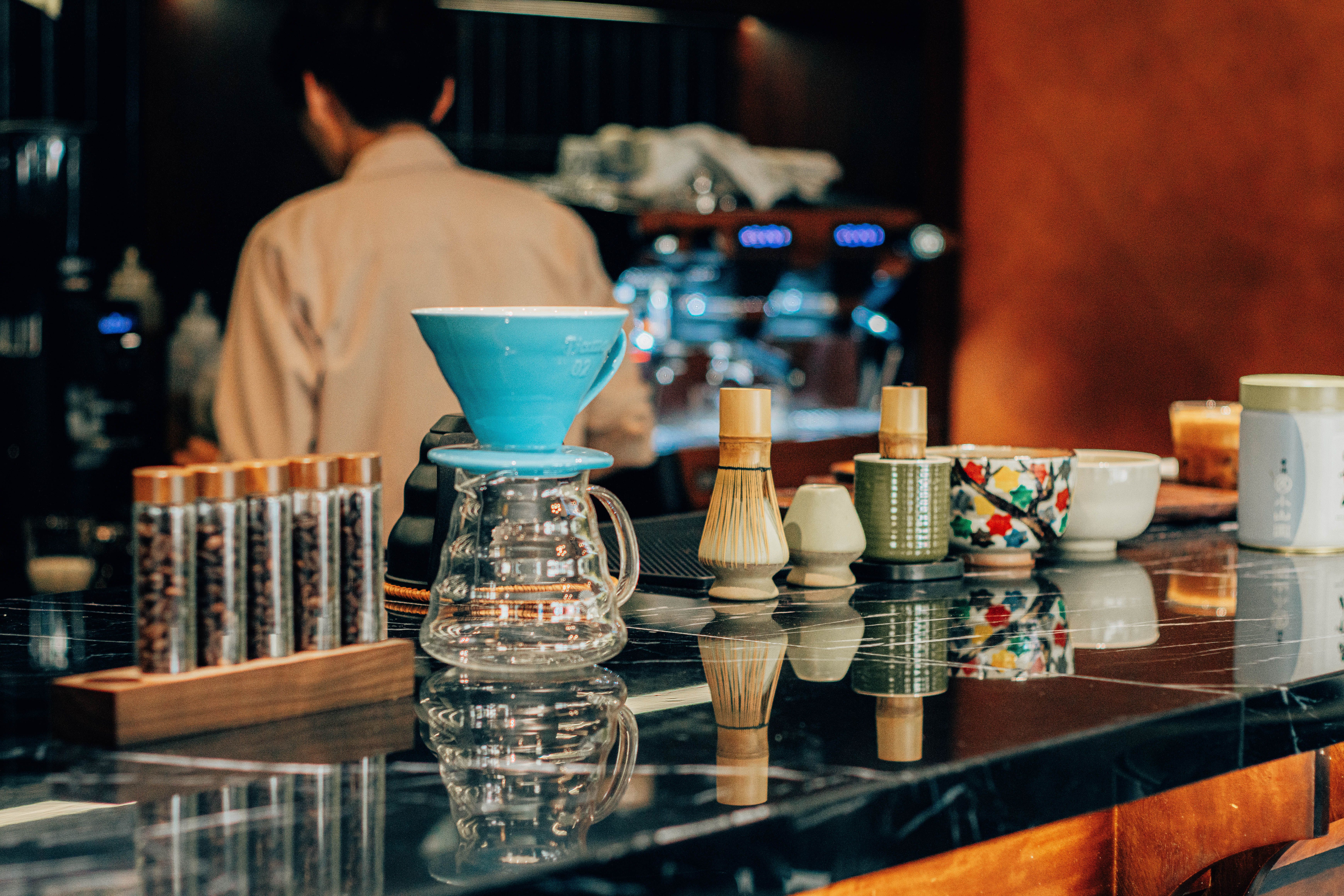 Barista preparando café artesanal com métodos modernos