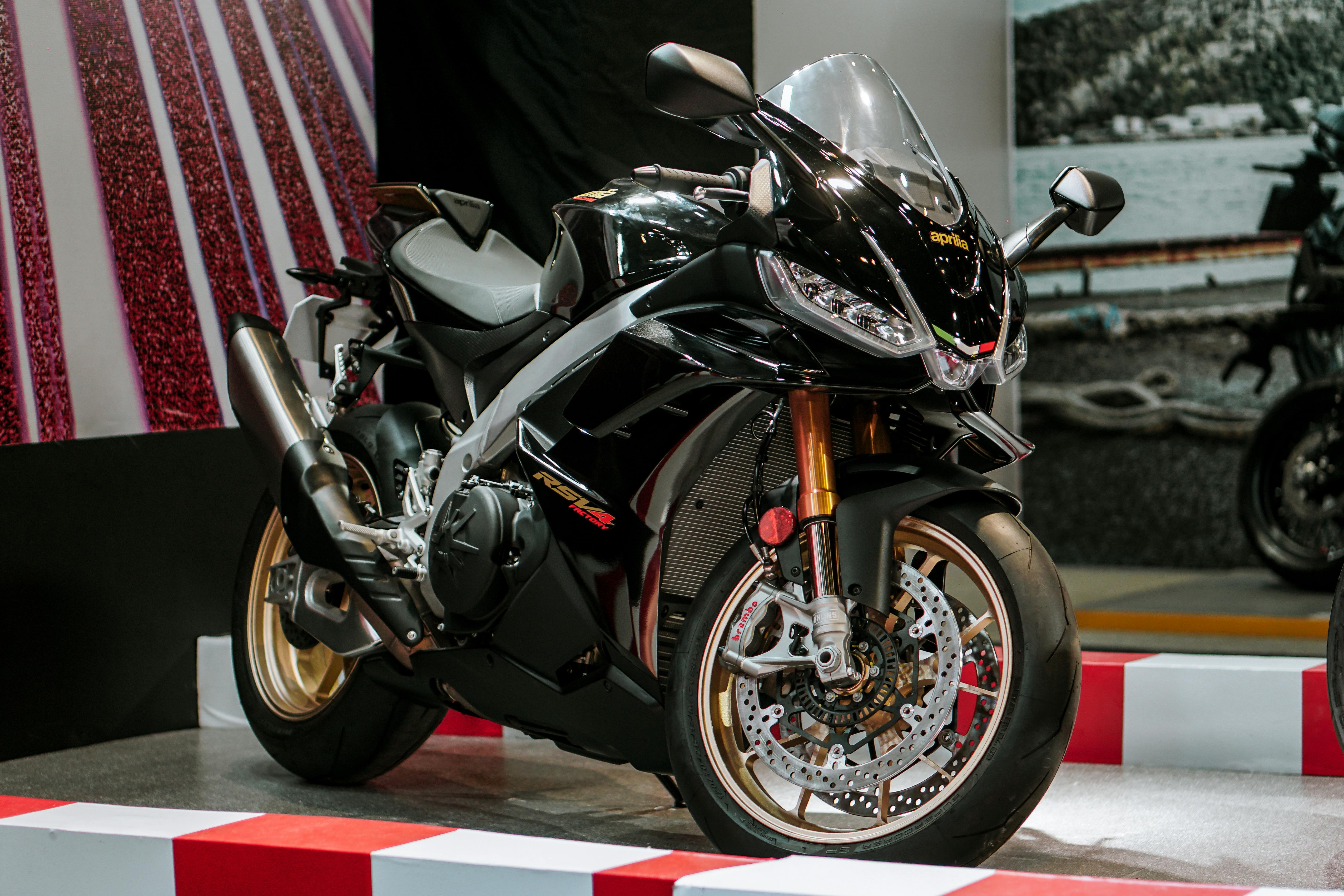 Modular exhibition stand with car showcase display