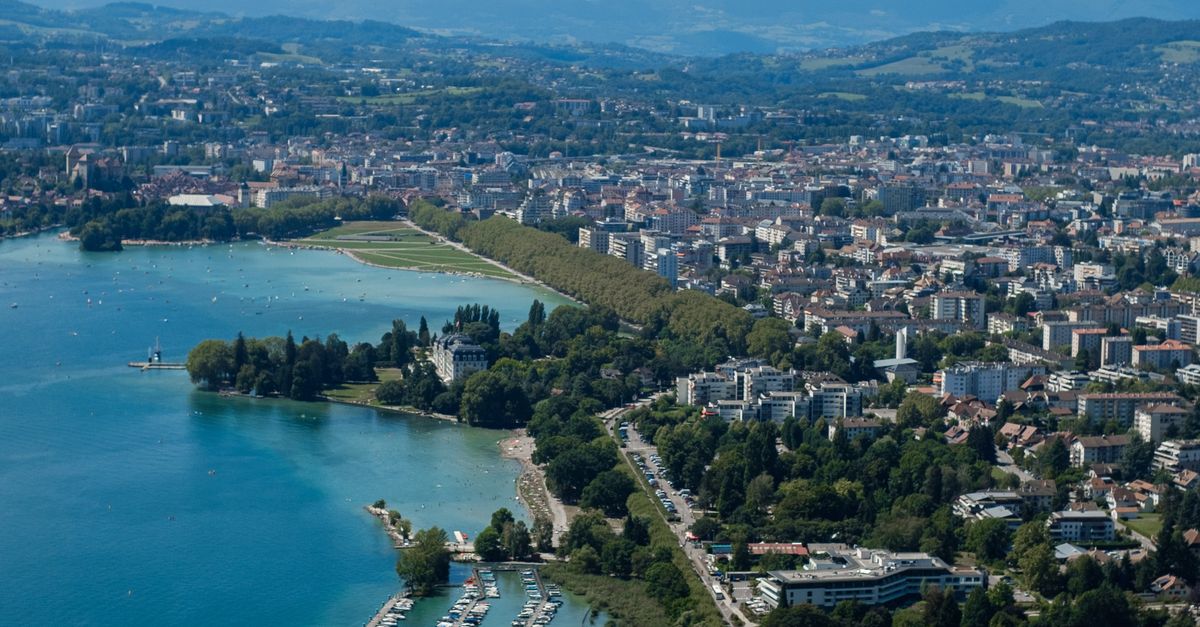 Vista panorâmica da margem do Lago Genebra, que recebe o Geneva Open de tênis em clima europeu