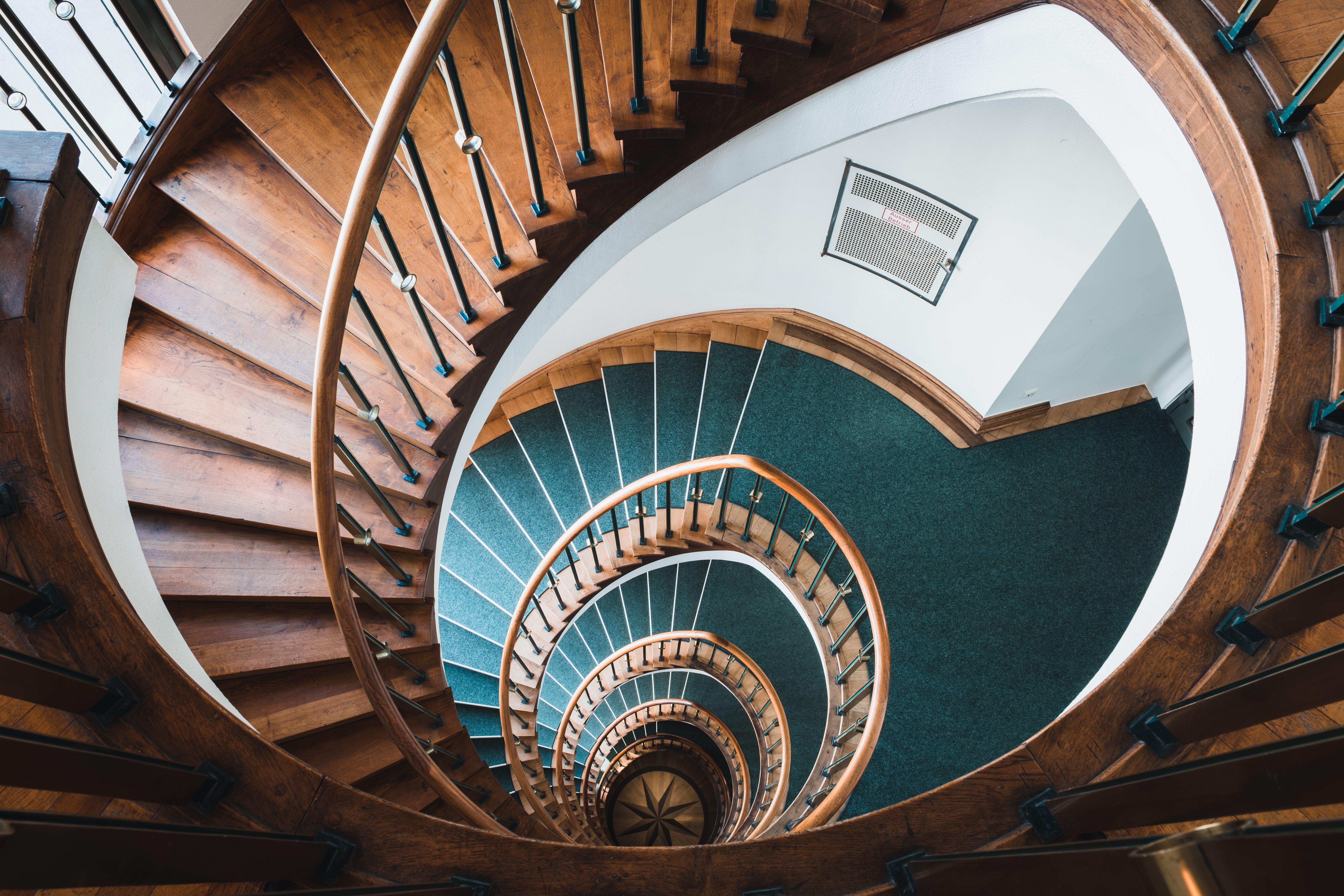 Elegante Diseño De Escalera De Caracol En Un Edificio De Hamburgo ...