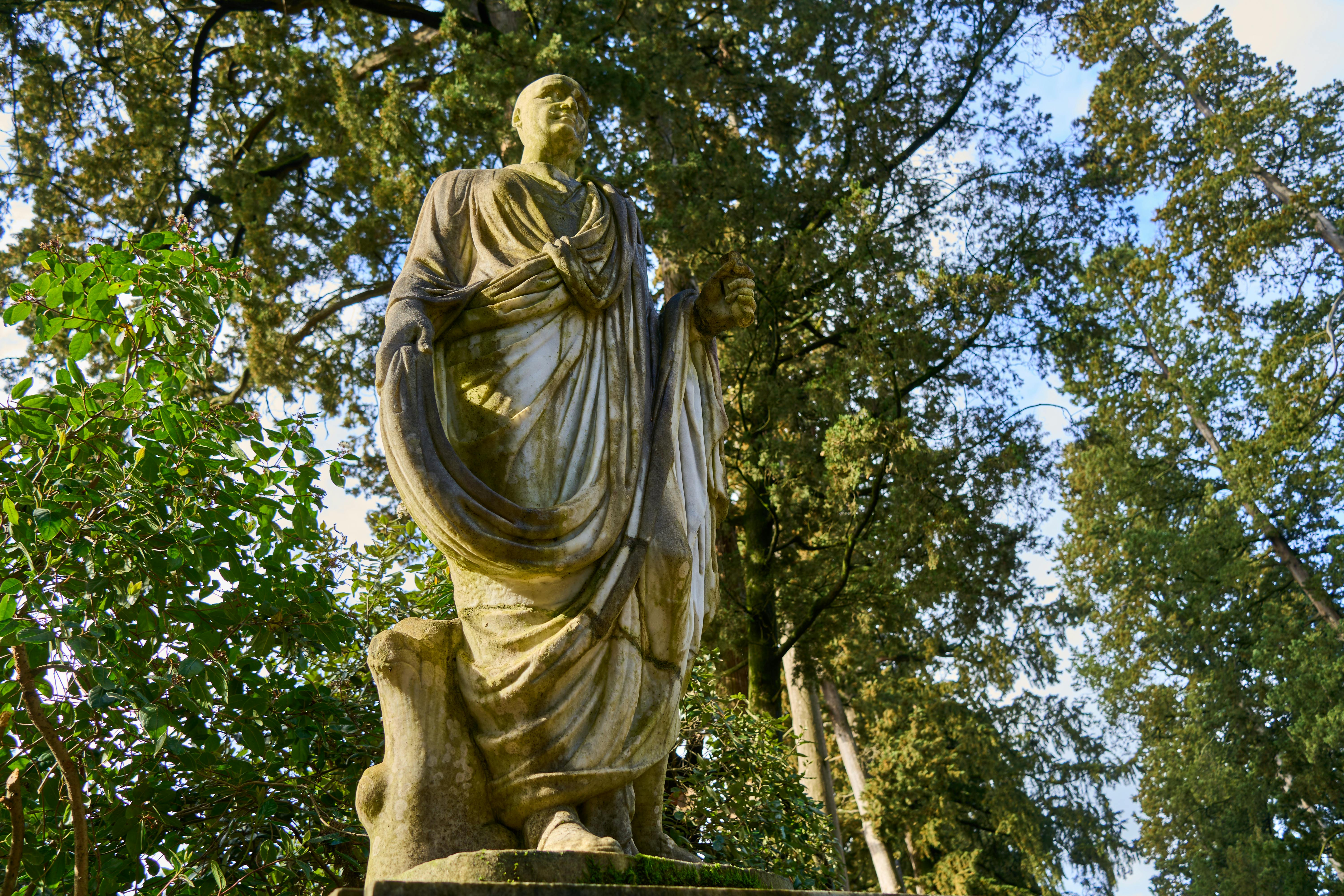 Paisajismo Romano Contemporáneo: Estructura, Flora y Recursos Hídricos Adaptados