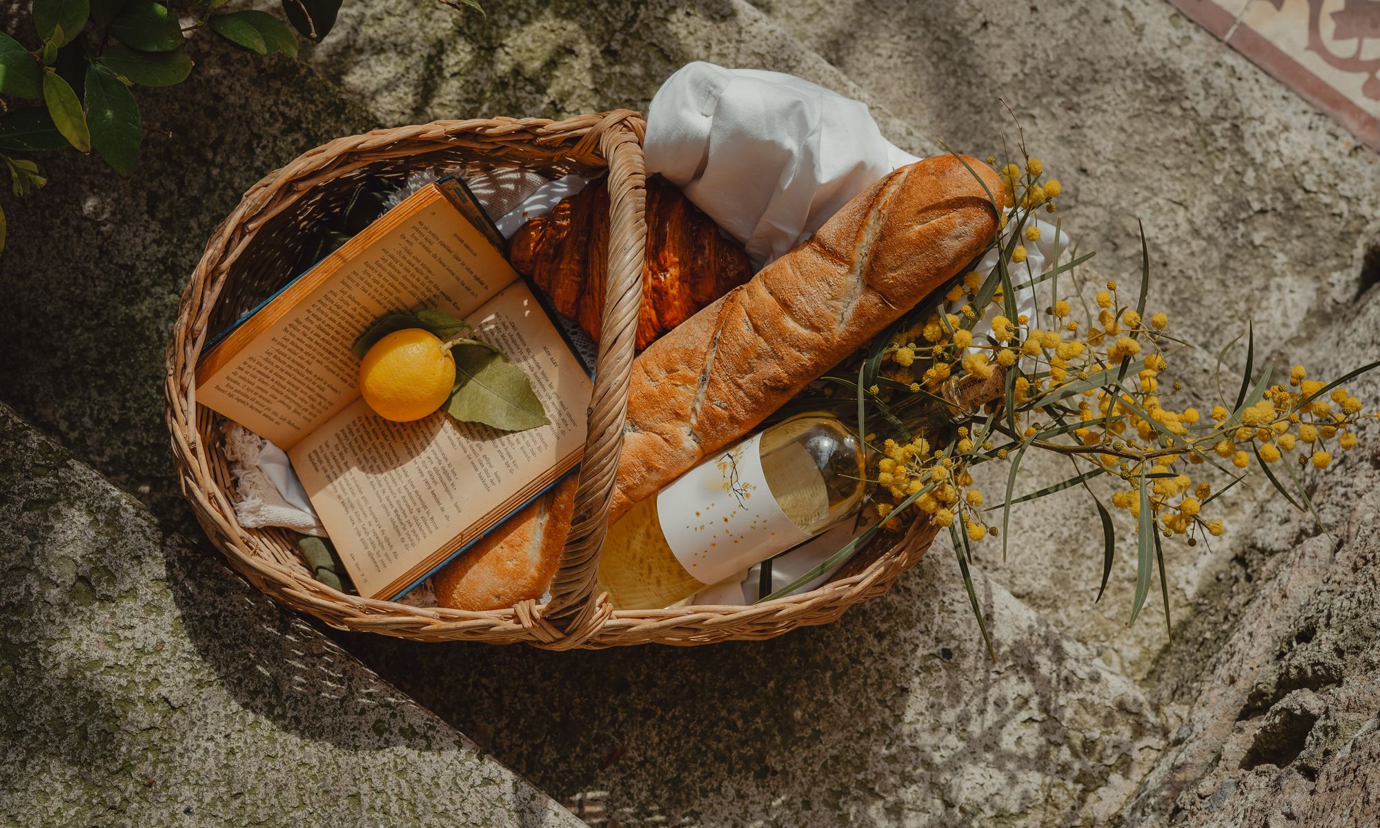 Beheer vakantiewoning Bergen aan Zee: Welkomstpakket met flesje wijn en kaartje op tafel in een vakantiewoning in Bergen aan Zee
