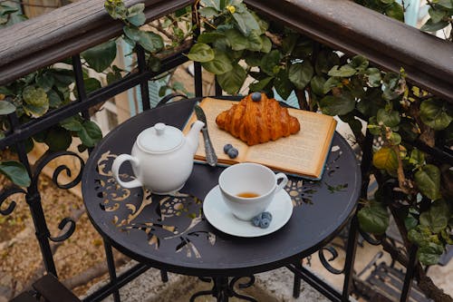 Post-Rain Balconies Turn into Family Reading Corners