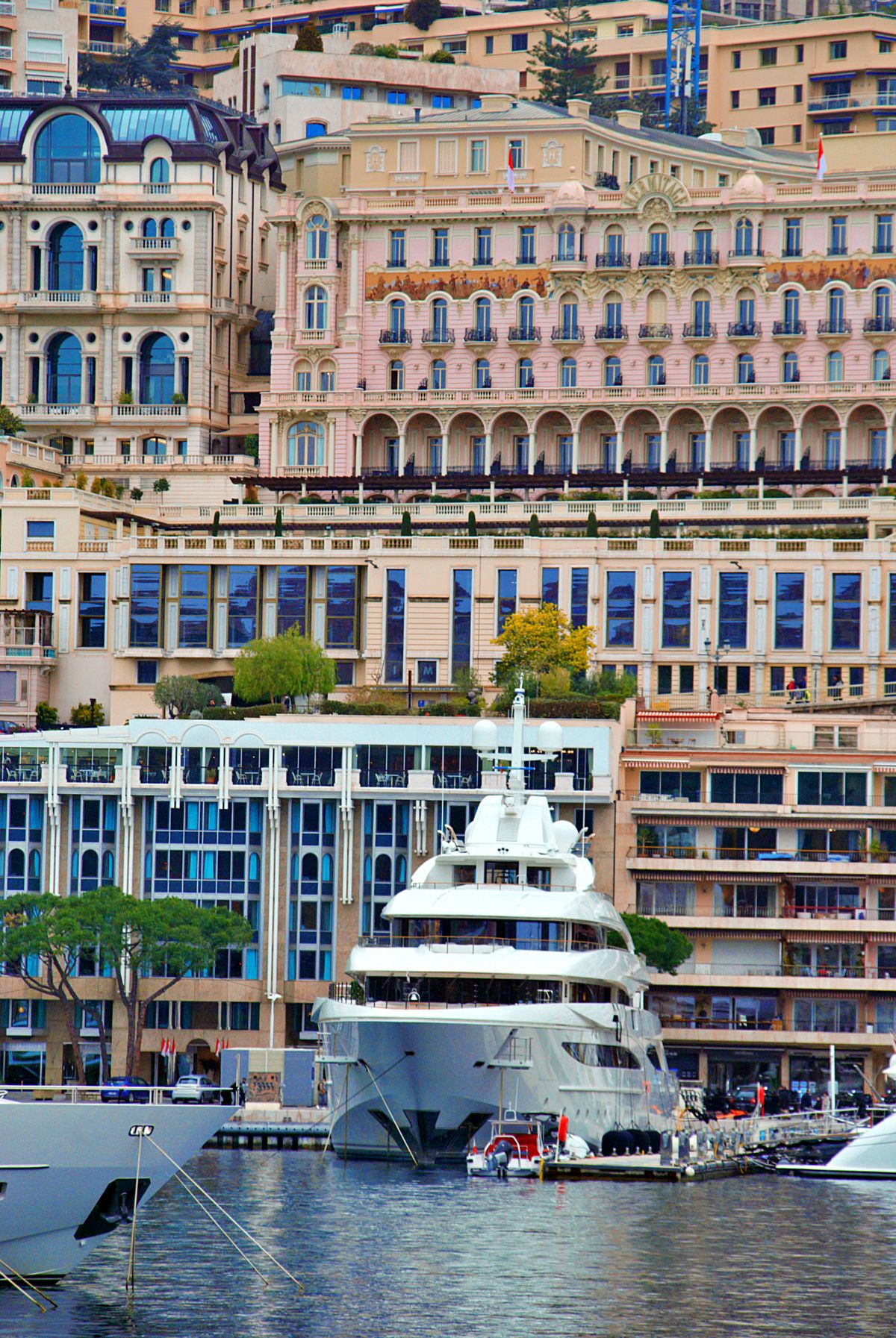 Superyate de lujo en la costa mediterránea representando los salarios en el sector náutico