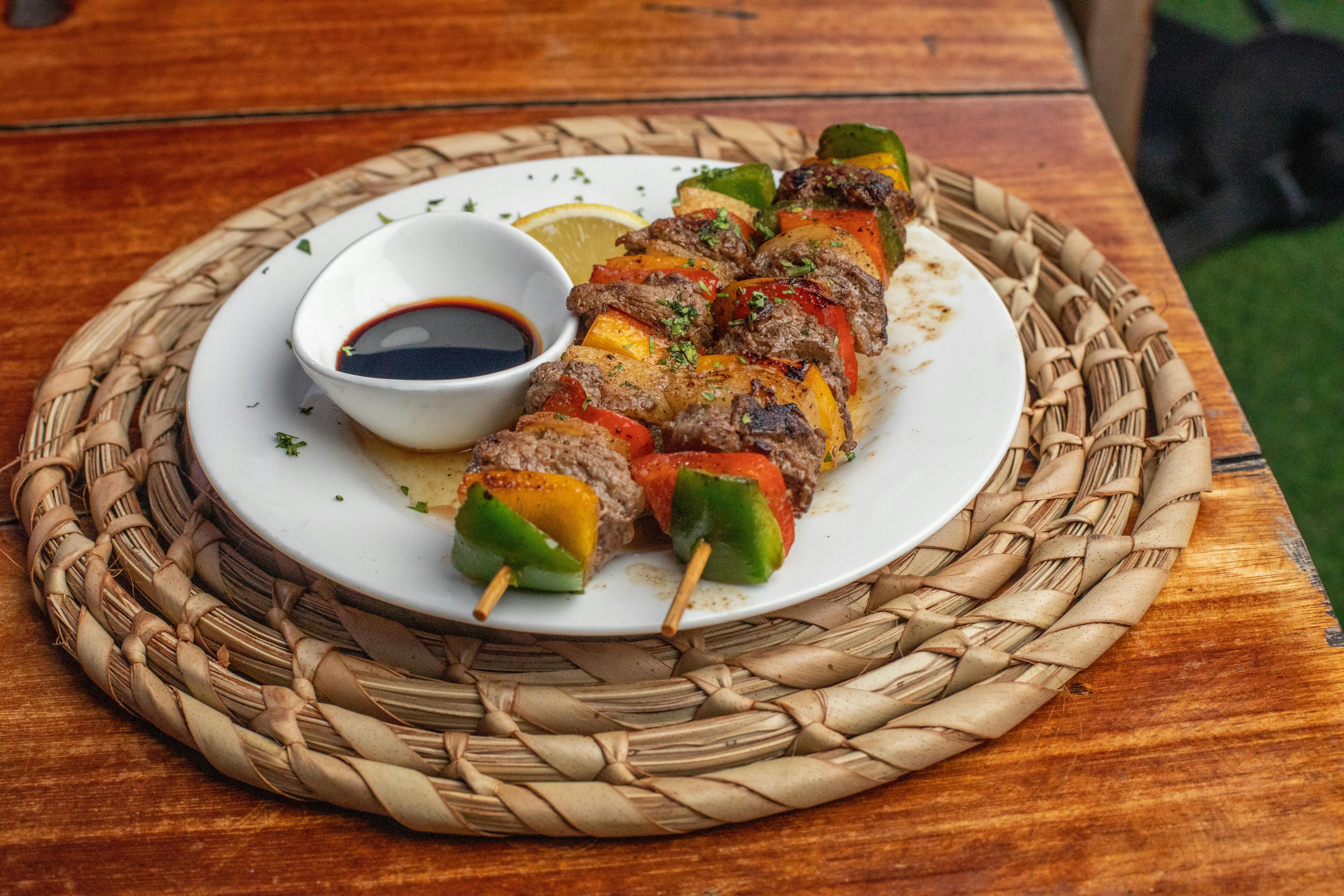 Prato tradicional com vegetais (representando carne)