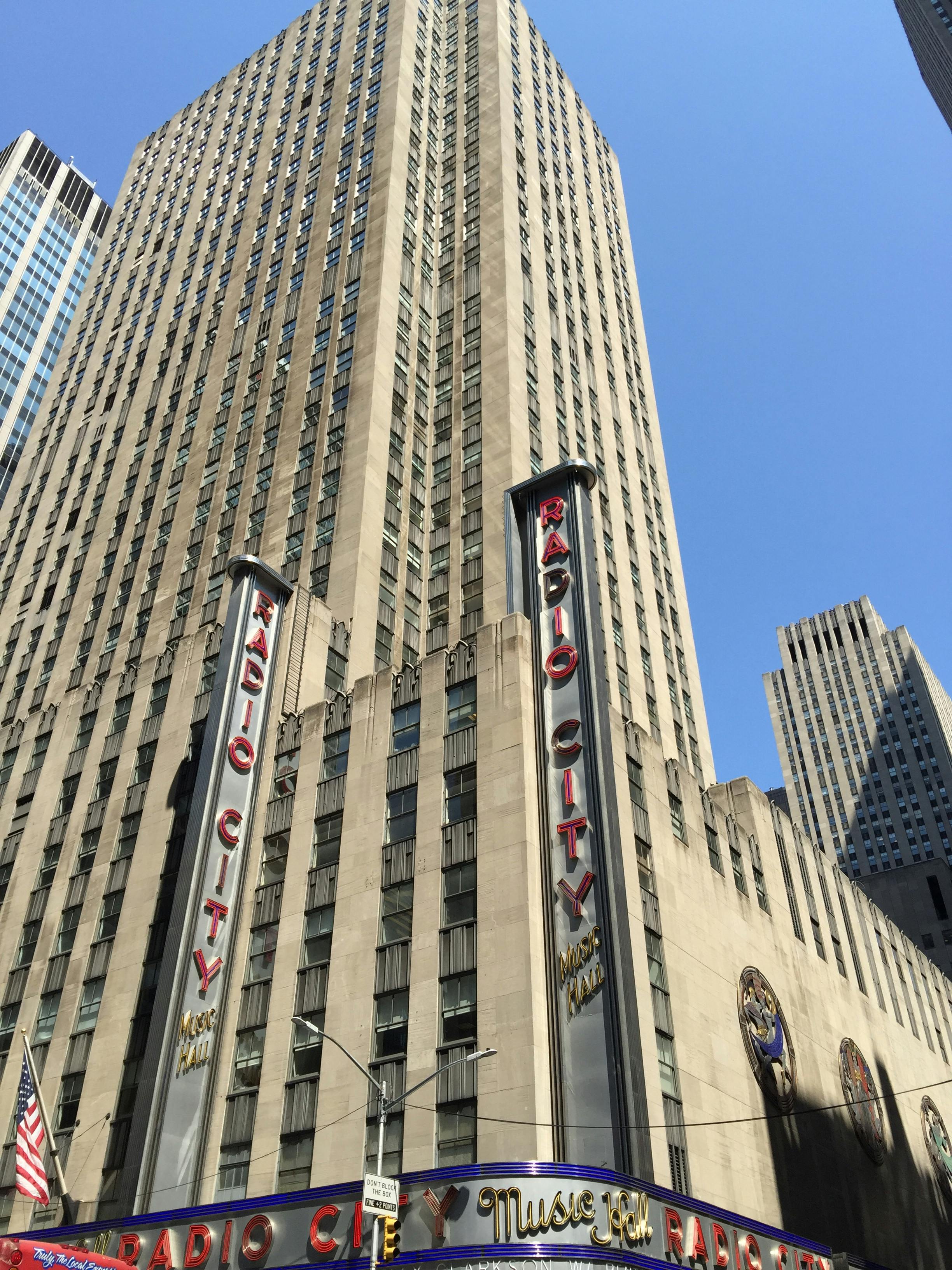 Zadarmo Ikonická fasáda Radio City Music Hall proti jasnej modrej oblohe na Manhattane. Fotka z fotobanky