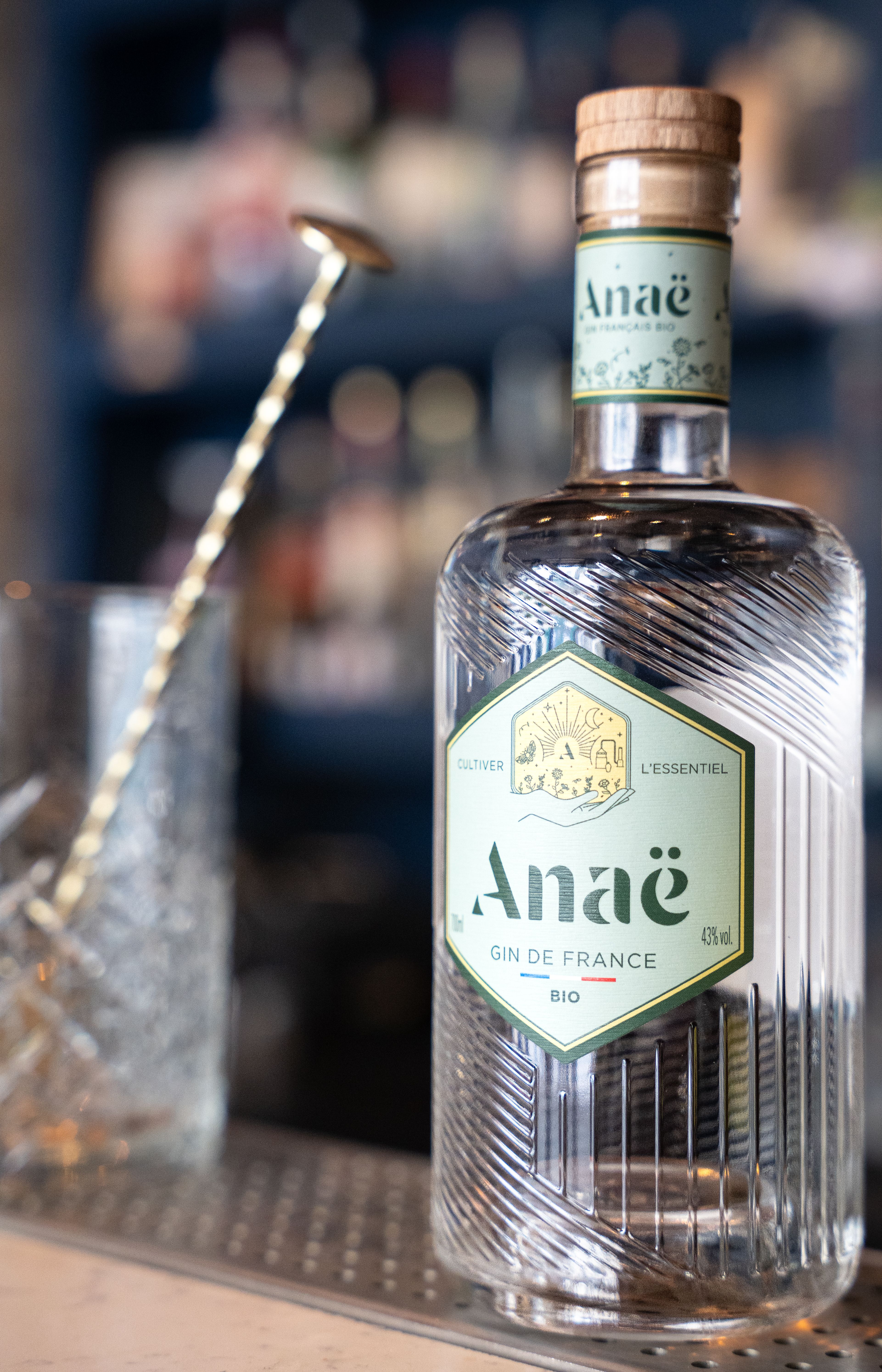 Liqueur artisanale dans un univers sombre et élégant