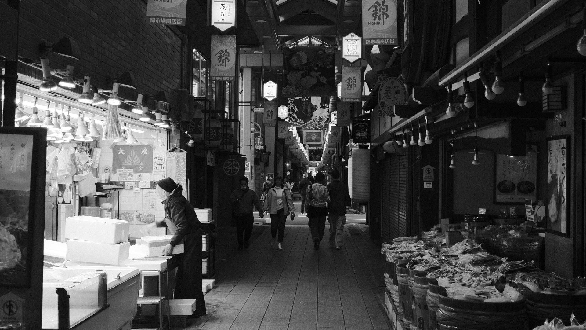 Wisata kuliner Jepang di Kyoto dengan suasana Nishiki Market yang ramai