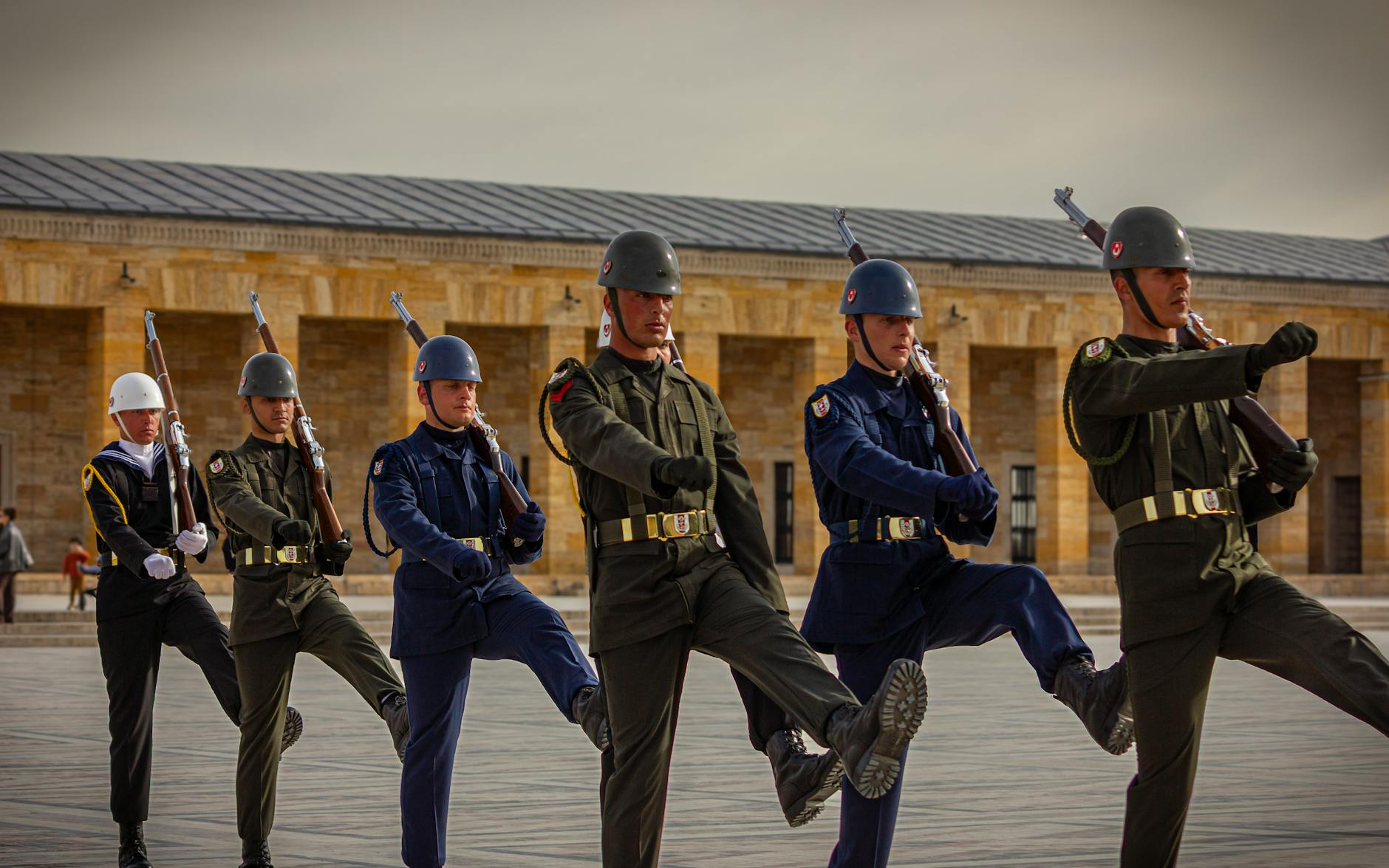 英国增兵中东保卫盟友,伊朗局势紧张对在英华人有哪些影响?