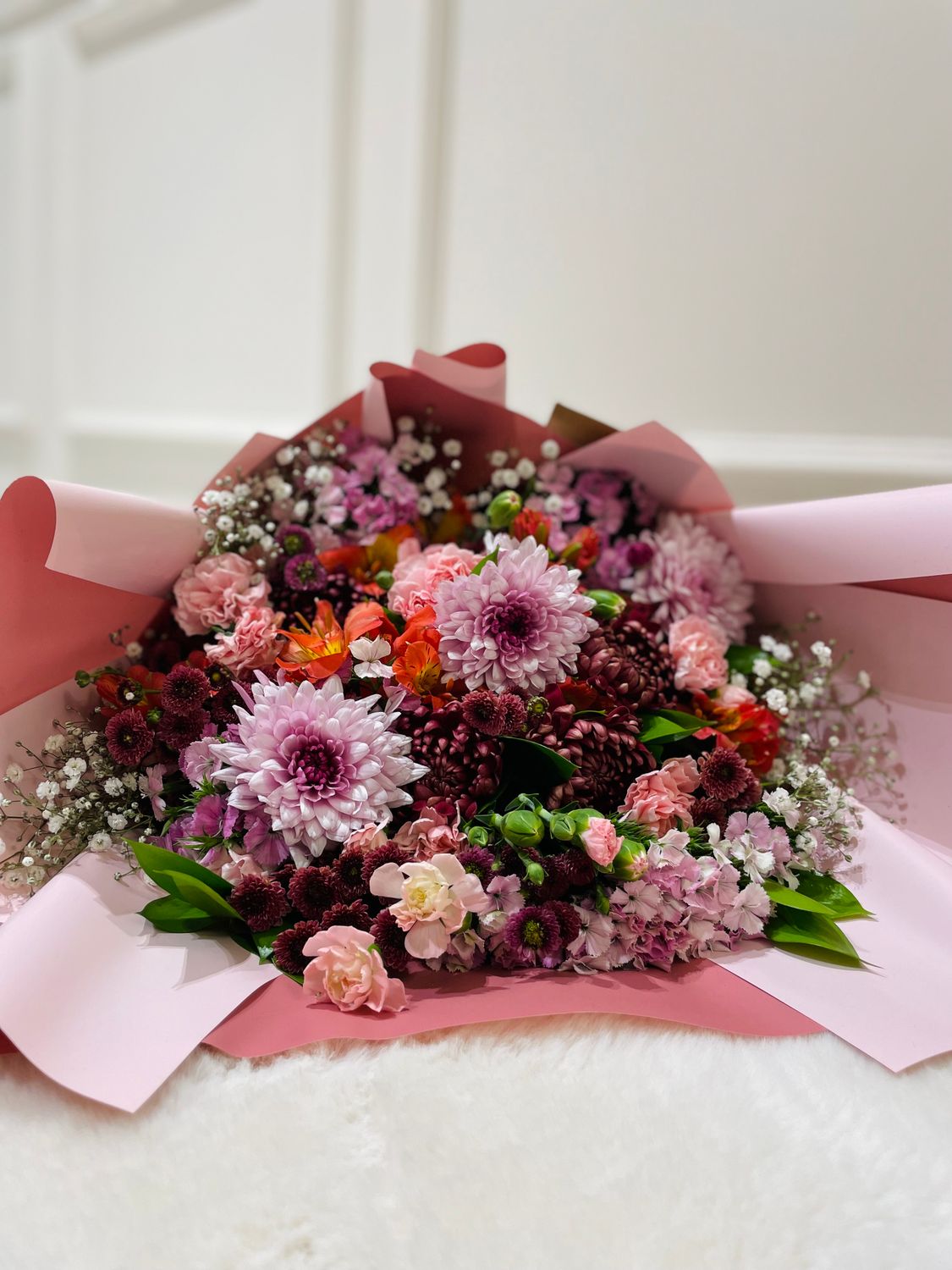 Buque Rosa Elegante Buquê De Rosas Cor De Rosa E Crisântemos · Foto profissional ...