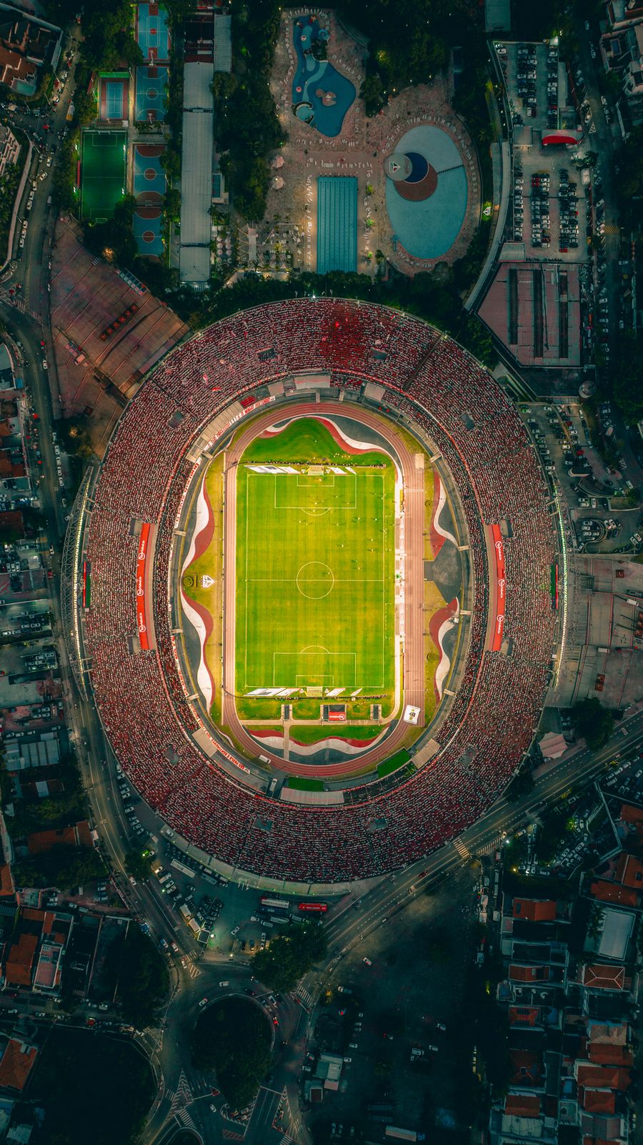 Estadio de fútbol lleno de noche