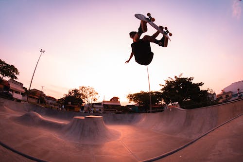 Zeitrafferfotografie Des Mannes, Der Skateboard Trick Tut