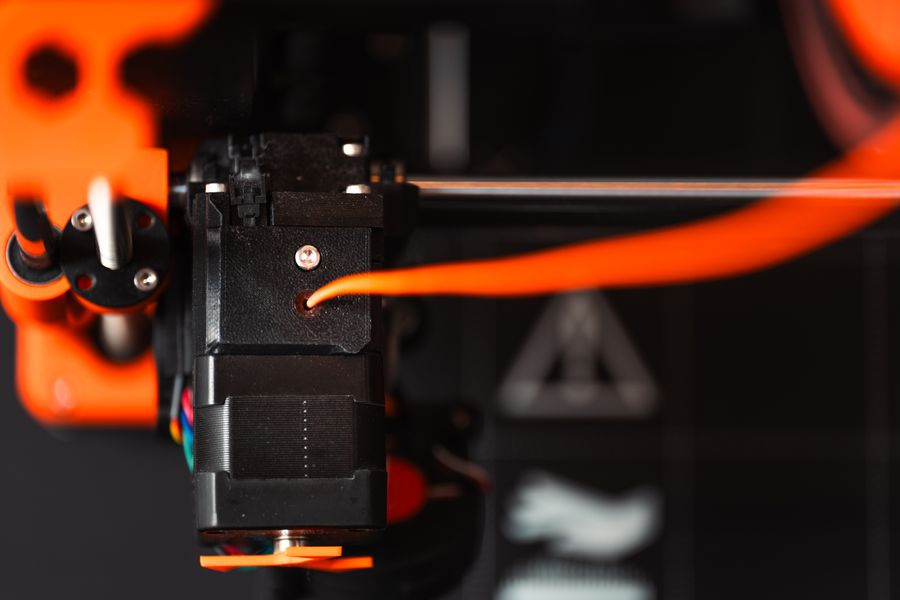 Dettaglio dell'estrusore di una stampante 3D durante la stampa