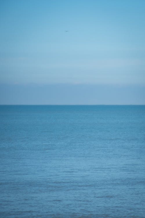 deniz kenarı, deniz kıyısı, Futbol içeren Ücretsiz stok fotoğraf