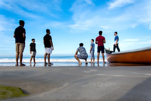 deniz kenarı, deniz kıyısı, Futbol içeren Ücretsiz stok fotoğraf