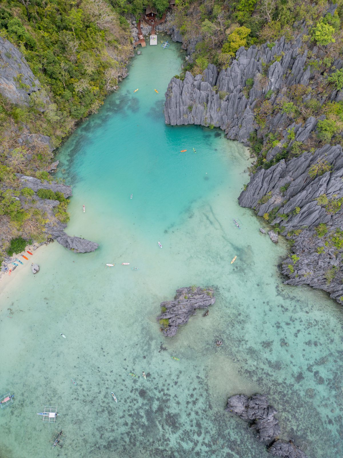 Turkusowa laguna otoczona wapiennymi skałami na Palawan na Filipinach