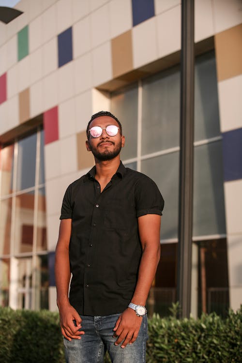 Foto De Enfoque Superficial Del Hombre En Camiseta Negra Con Botones