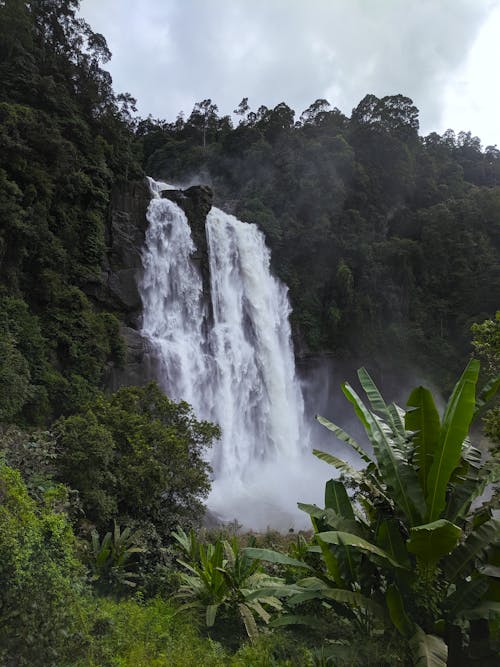 Air Terjun Di Siang Hari