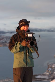 A photographer in Tromsø, Norway, captures the stunning winter landscape of Tromsø with professional equipment. - Fotografer Sidoarjo