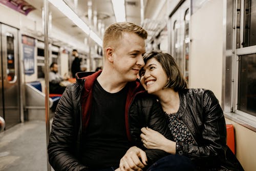 Homem E Mulher Sentados Dentro De Um Trem