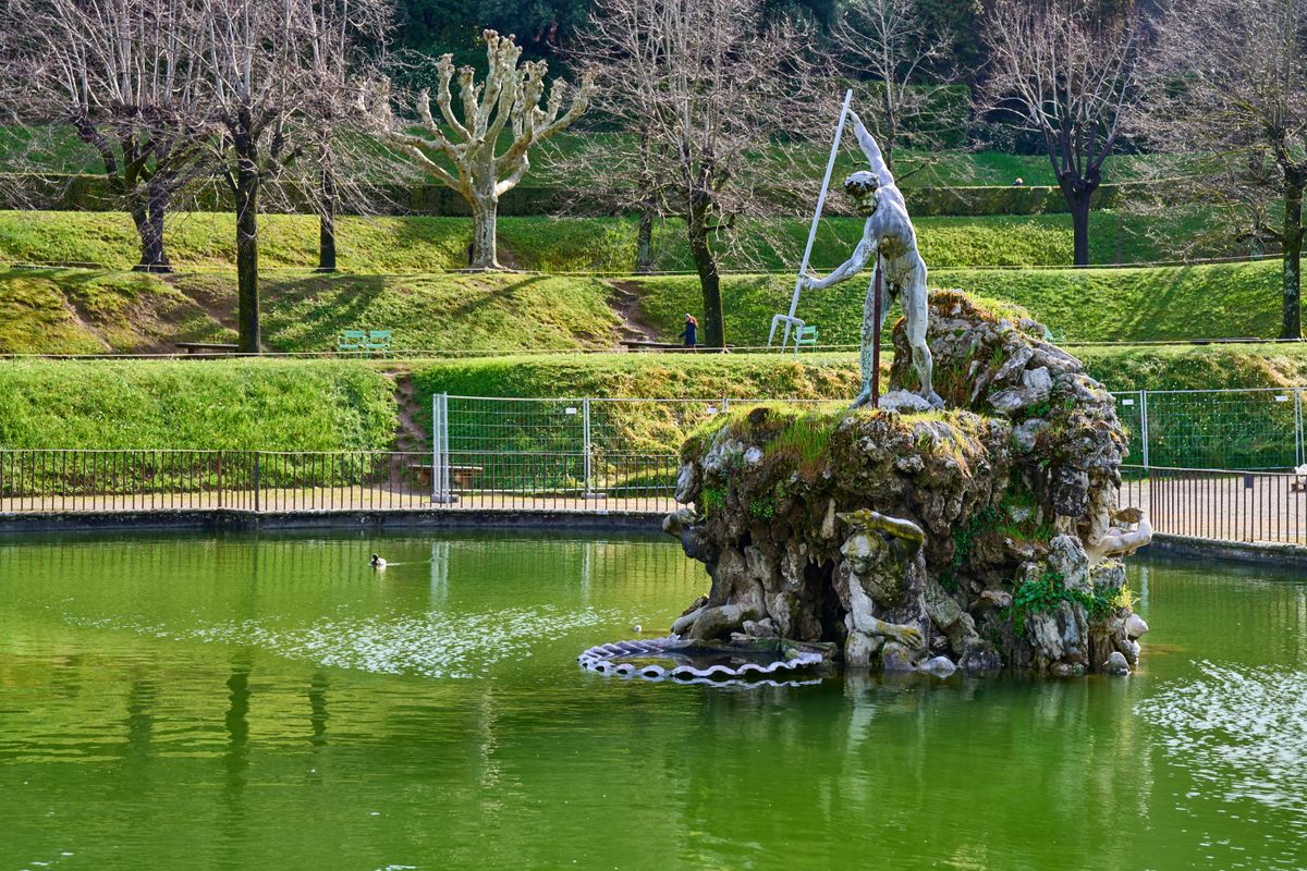 Fantana istorica cu statuie, in verdeata deasa