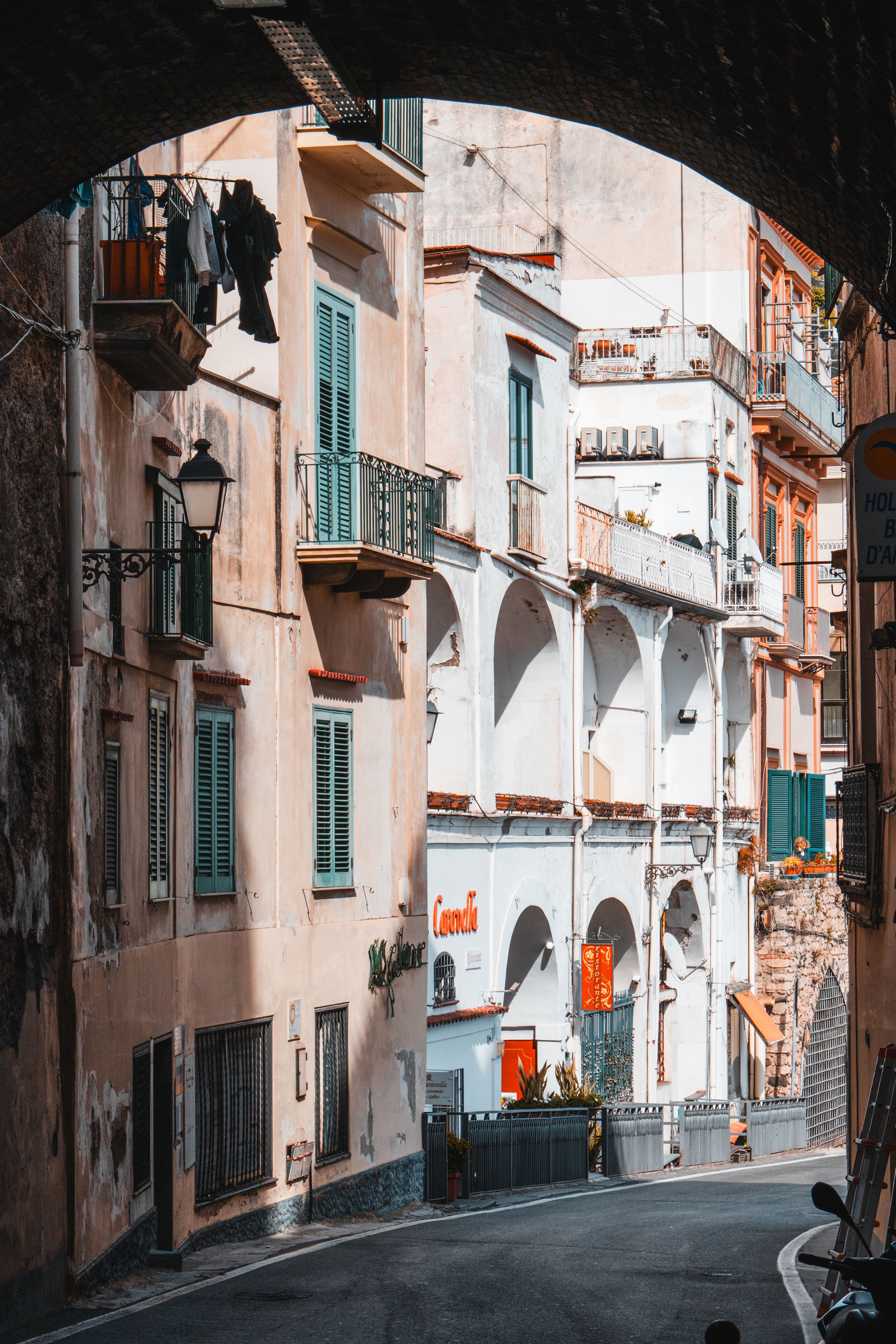 Charming Italian Street with Historic Architecture · Free Stock Photo