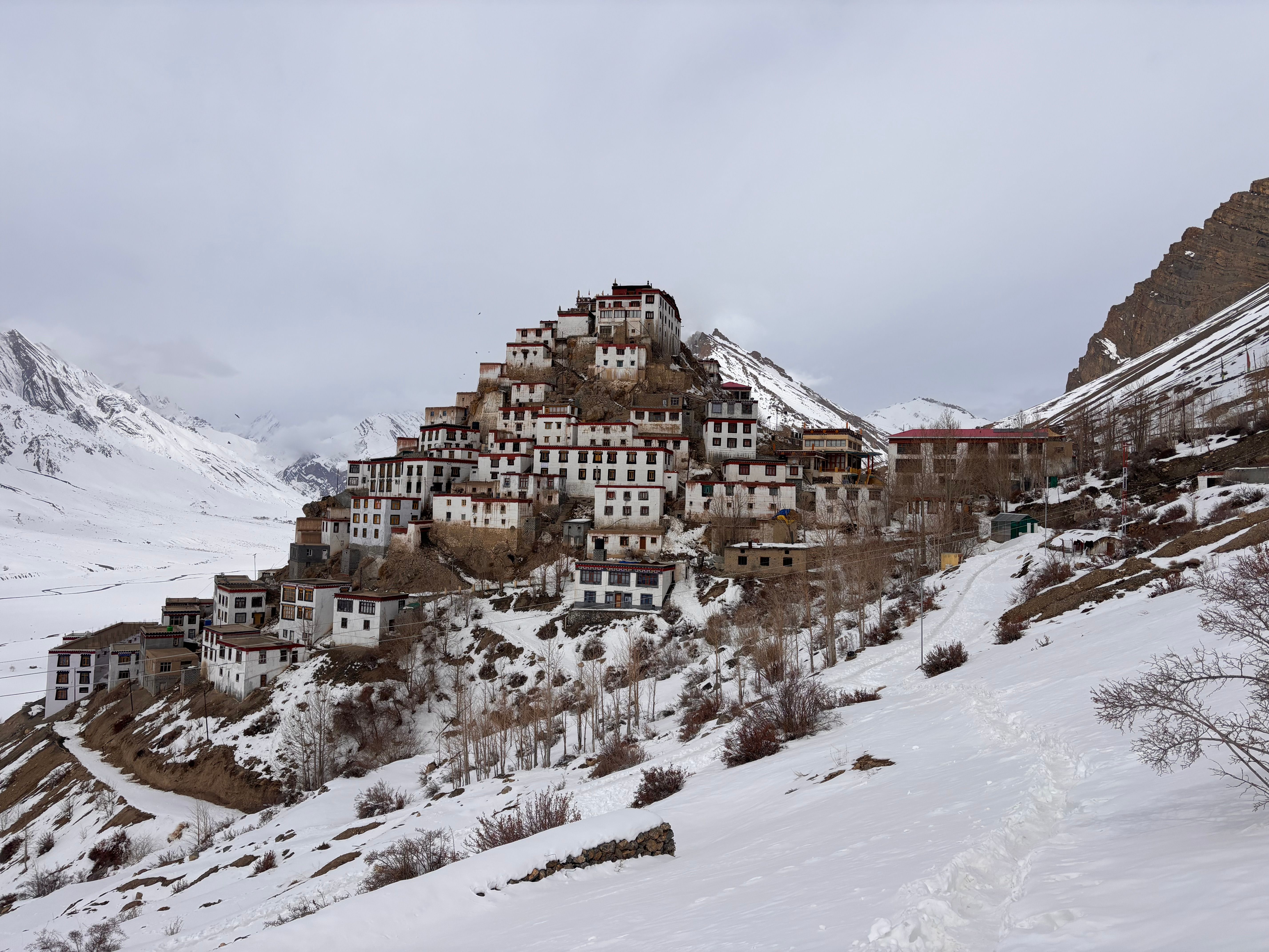 A picturesque monastery nestled in the snowy mountains of Spiti Valley, Himachal Pradesh. - Valle de Spiti